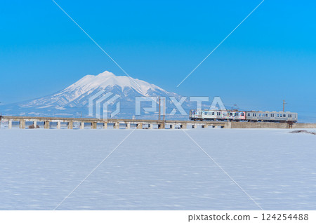 弘南鐵路和白雪皚皚的岩木山 124254488