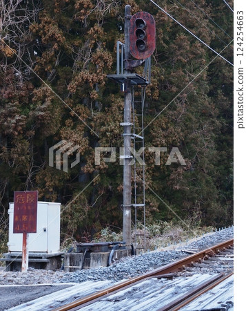 生鏽的交通燈和鐵路(20250321055518) 生鏽的交通燈和鐵路(20250321055518) 124254663