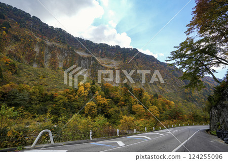 立山山麓的紅葉與赤城城牆 124255096