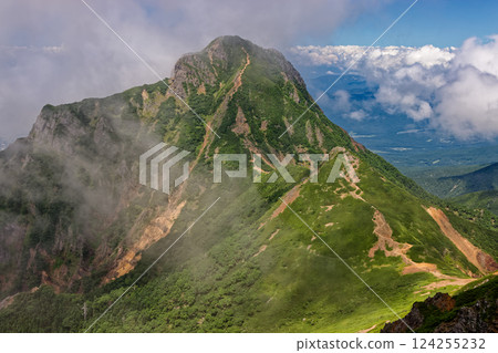 從桐人登山口向赤公望去，可以看到雲霧繚繞的八嶽山脈和阿彌陀山 124255232
