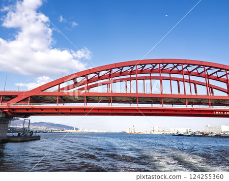 從藍天和大海望去紅色的神戶大橋 124255360