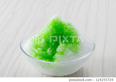 玻璃碗中的刨冰 玻璃碗中的刨冰 124255724