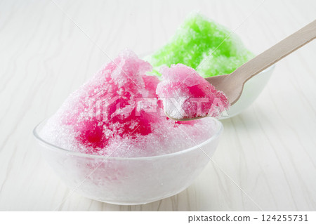 玻璃碗中的刨冰 124255731