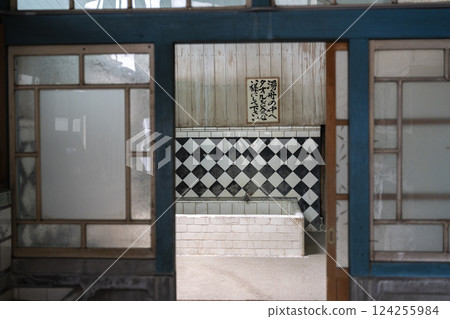 Muscle-Body Tour: Walk through maze-like back alleys with an adventurous feeling Muscle-Body Tour: Walk through maze-like back alleys with an adventurous feeling 124255984