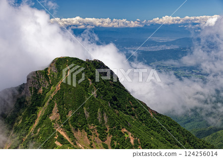 Clouds rising from the summit of Amida-dake, seen from Aka-dake in the Yatsugatake mountain range Clouds rising from the summit of Amida-dake, seen from Aka-dake in the Yatsugatake mountain range 124256014