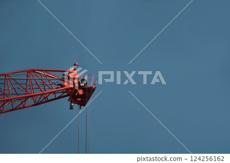 藍天白雲下,大型起重機正在工作 藍天白雲下,大型起重機正在工作 124256162