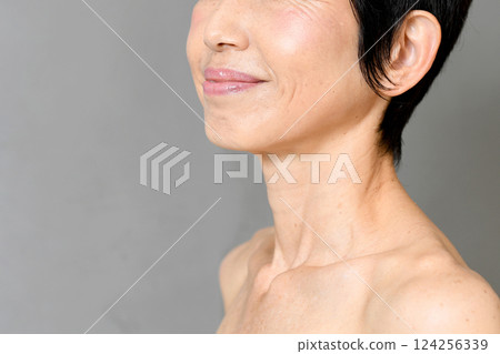 一位面帶微笑的中年亞洲女性的側臉 124256339