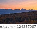 The Southern Alps and autumn leaves dyed in the sunset 124257067