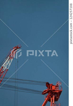 藍天白雲下,大型起重機正在工作 藍天白雲下,大型起重機正在工作 124257108