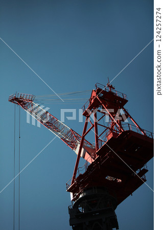 藍天白雲下，大型起重機正在工作 124257274