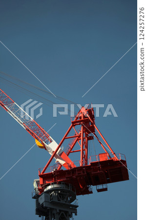 藍天白雲下,大型起重機正在工作 藍天白雲下,大型起重機正在工作 124257276