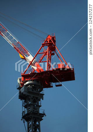 藍天白雲下,大型起重機正在工作 藍天白雲下,大型起重機正在工作 124257277