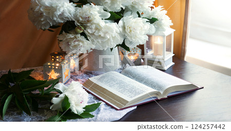 Still life. Open book and bouquet of flowers 124257442