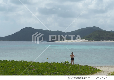 座間味島海女海灘的夏日游泳風景 124257590