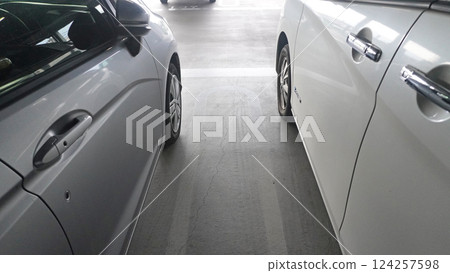停車場場景（汽車停成一排） 124257598
