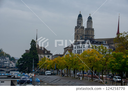 瑞士鄉村景色和清澈的水源 124258770