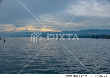 瑞士鄉村景色和清澈的水源 124258771