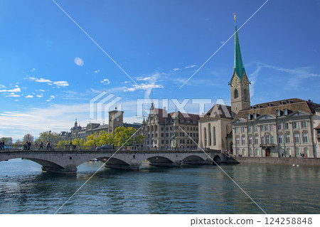 瑞士鄉村景色和清澈的水源 124258848