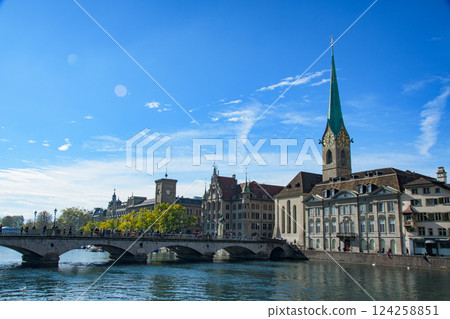 瑞士鄉村景色和清澈的水源 124258851