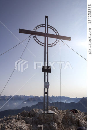Summit cross Reither Spitze mountain, Nordlinger hut, on Karwendel Hohenweg, Austria Summit cross Reither Spitze mountain, Nordlinger hut, on Karwendel Hohenweg, Austria 124258888