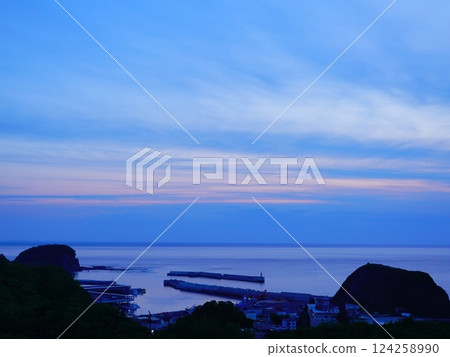 Drift ice at Utoro Port as seen from the Yuhidai Observatory 124258990