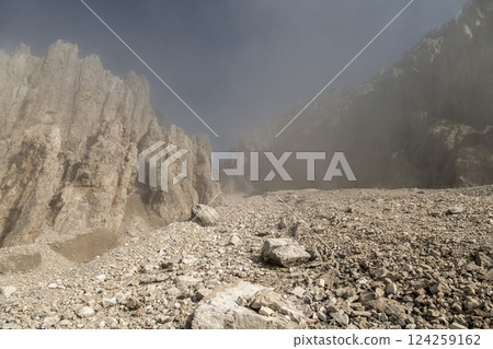 Eppzirler Scharte, Karwendel mountains, Solsteinhaus hut on Karwendel Hohenweg, Austria 124259162