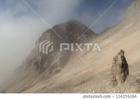 Eppzirler Scharte, Karwendel mountains, Solsteinhaus hut on Karwendel Hohenweg, Austria 124259164