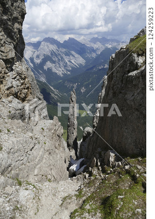 Eppzirler Scharte, Karwendel mountains, Solsteinhaus hut on Karwendel Hohenweg, Austria 124259223