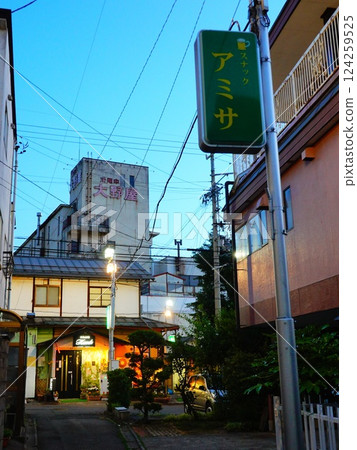 長野縣山之內町湯田中溫泉的日落美景 124259525