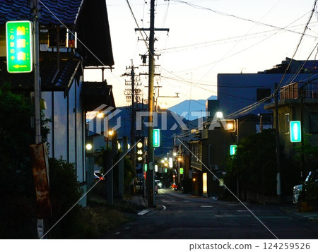 長野縣山之內町湯田中溫泉的日落美景 124259526