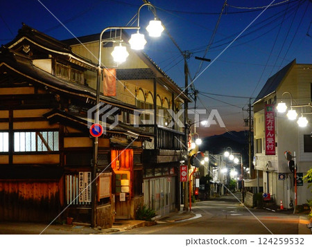 長野縣山之內町湯田中溫泉的日落美景 124259532