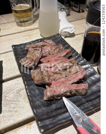 在烤肉架上烤的牛排 在烤肉架上烤的牛排 124259563