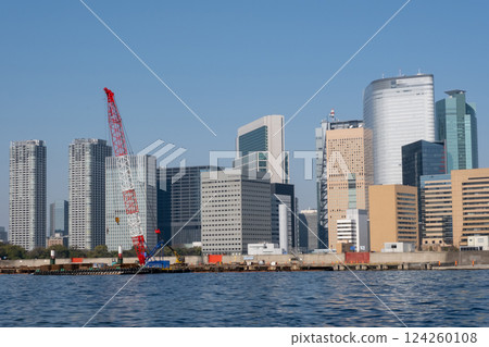 隅田川和正在建設中的高層建築的施工現場 124260108