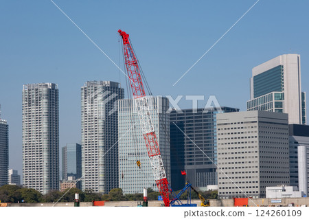 有正在建設中的摩天大樓的建築工地 124260109