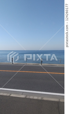 Running while looking at the sea 124260177