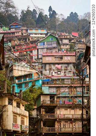 Houses on steep hill in Darjeeling city, India 124260310