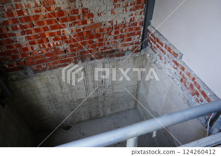 電梯井底部 124260412