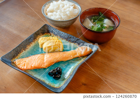 烤鮭魚和蛋捲日式早餐套餐 124260870