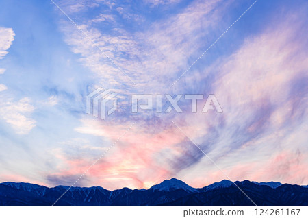 傍晚的山景，天空清爽 124261167