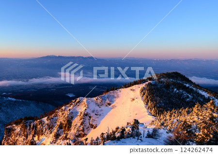 Mountain surface dyed in the morning glow (a spectacular view from the Kuroboyama ridgeline) 124262474