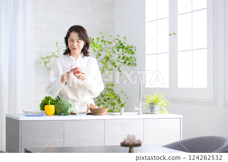 在廚房裡做飯的中年女人 在廚房裡做飯的中年女人 124262532