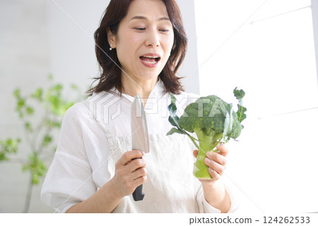 在廚房裡做飯的中年女人 在廚房裡做飯的中年女人 124262533