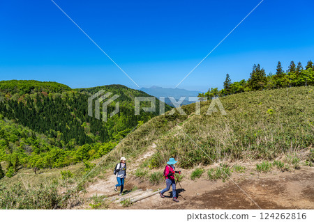 Takashimizu Trail in early summer: Trail and climbers, Kagamino-cho, Tomata-gun, Okayama Prefecture Takashimizu Trail in early summer: Trail and climbers, Kagamino-cho, Tomata-gun, Okayama Prefecture 124262816