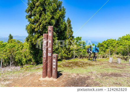 Takashimizu Trail in early summer, summit of Mt. Hakushu, Kagamino-cho, Tomata-gun, Okayama Prefecture 124262820