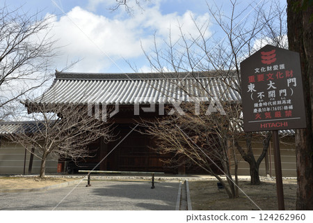World Heritage Site: Toji Temple East Gate in Early Spring [Important Cultural Property] 124262960