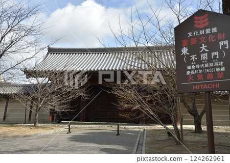 World Heritage Site: Toji Temple East Gate in Early Spring [Important Cultural Property] 124262961