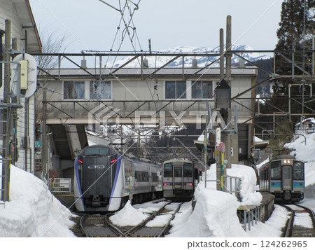 大糸線特急「梓號」列車駛入大雪紛飛的南小谷站 大糸線特急「梓號」列車駛入大雪紛飛的南小谷站 124262965