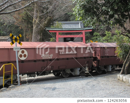 西濃鐵道的貨運列車穿過石引神社境內 西濃鐵道的貨運列車穿過石引神社境內 124263056