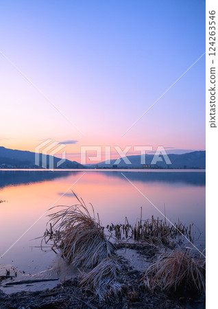 Lake Suwa at dawn [taken from Shimo-Suwa Town] 124263546