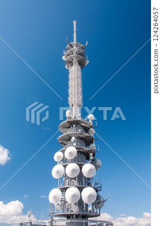 Nihon-daira Digital Tower, a radio tower that stands out against the blue sky 124264057